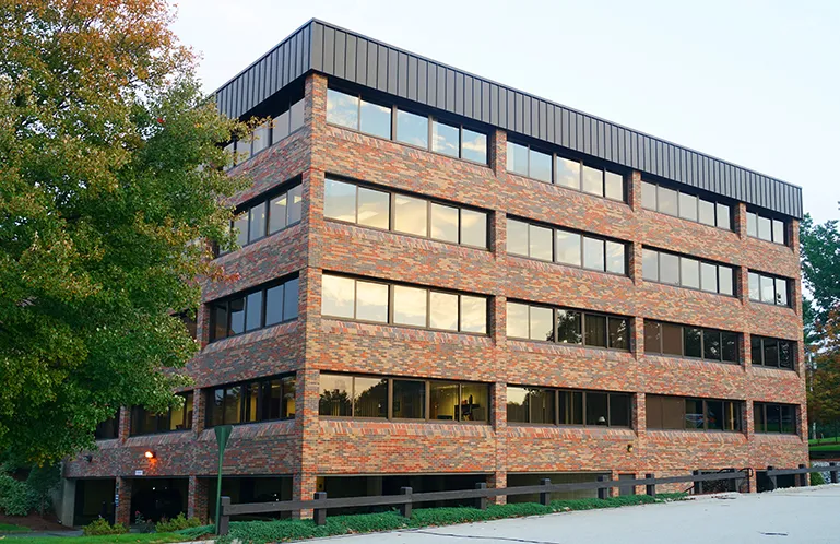 Sachverständigenbüro Bamberg - Außenansicht eines einzelnen Bürogebäudes in einem Industriegebiet